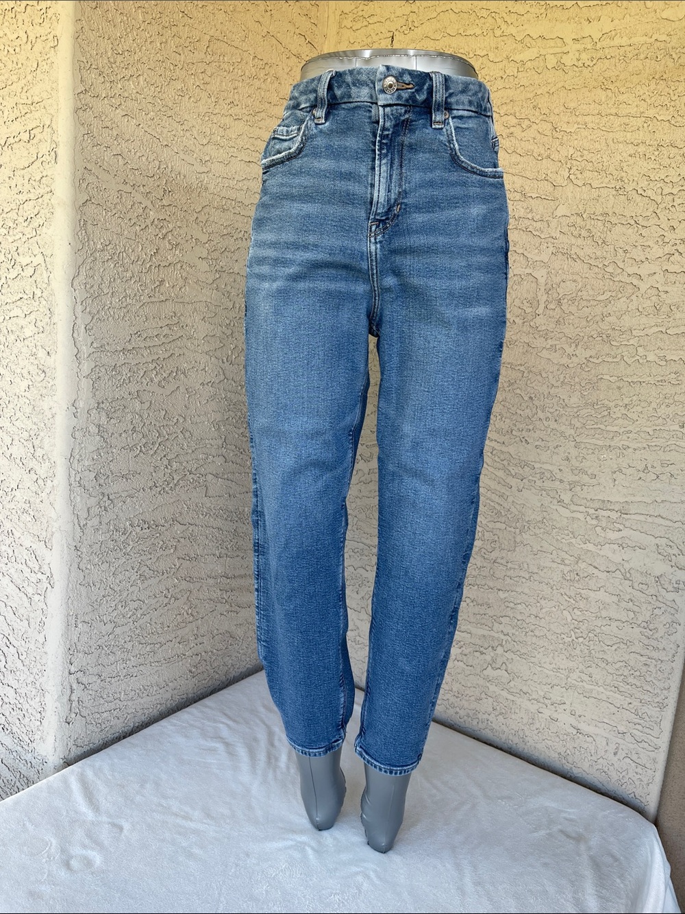 American Eagle Outfitters High-Rise Light Blue Mom Jeans